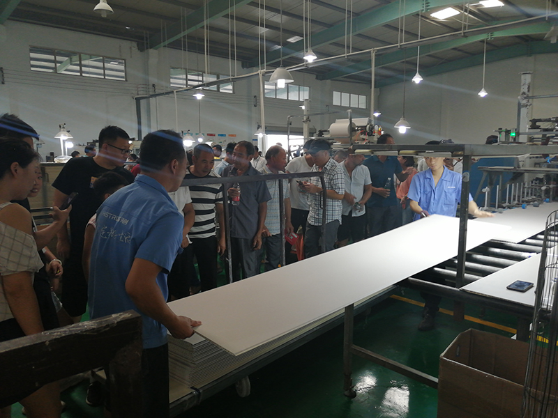 微信圖片_2019082610075925.jpg 海創(chuàng)集成墻面.jpg